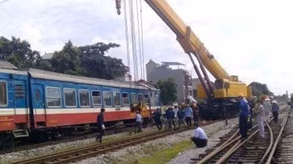 Tàu chở hơn 400 khách từ Lào Cai về Hà Nội lại trật bánh