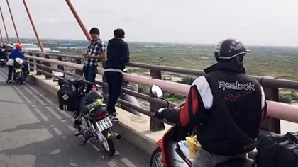 Giỡn mặt tử thần chụp hình "tự sướng" trên cầu Cần Thơ