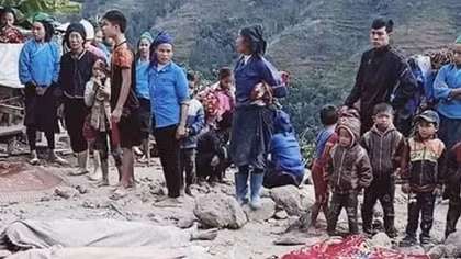 Tường đổ trong lúc hàng xóm tháo dỡ nhà cũ, 5 người chết 