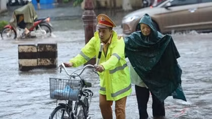 CSGT Bắc Giang đội mưa phân luồng, bảo đảm TTATGT