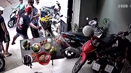 Biến tướng từ việc cúng cô hồn bằng… tiền thật