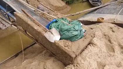 Ban dân chính thôn cho phép khai thác cát trái phép?