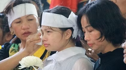 Xúc động giây phút vĩnh biệt phi công anh dũng lái máy bay L39