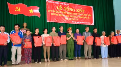 Trường Trung cấp CSND VI về với xã Phú Lý Anh hùng
