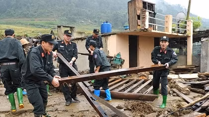 Trung đoàn CSCĐ Thủ đô giúp dân vùng lũ quét