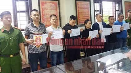 Bắt nhóm người siết nợ bằng chất bẩn