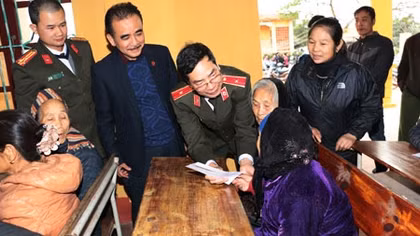 Tiếp tục trao những món quà Tết đầu tiên