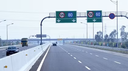 Xe ôtô cá nhân sẽ nộp 130 nghìn đồng/tháng phí đường bộ