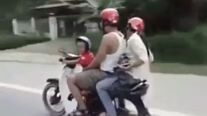 Phạt một thanh niên chở vợ, để con 2 tuổi... cầm lái