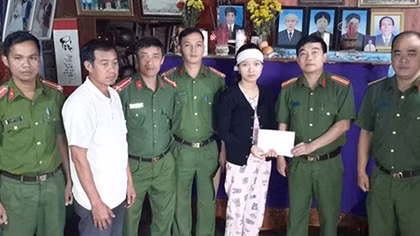 Gia đình nạn nhân Thủy điện Rào Trăng 3 nhận lại 100 triệu bị lừa