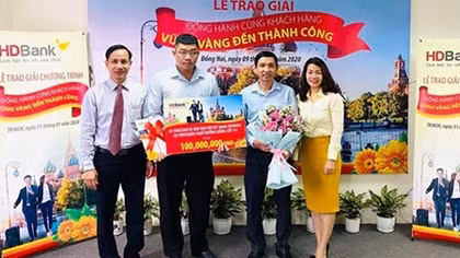Bay hạng thương gia, nhận voucher mua sắm tại HDBank