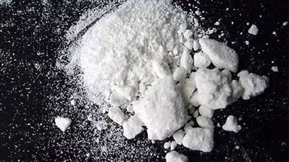 Bảo vệ bán ma túy trước cổng trường đại học