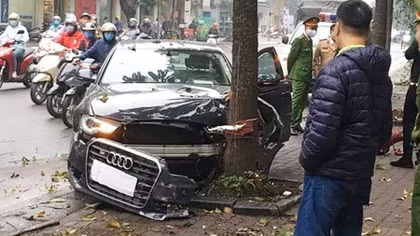 Audi tông gãy trụ nước, húc nghiêng cây xanh trên phố Huế