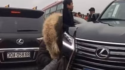 Chủ nhân ôtô Lexus "đầu biển xanh, đuôi biển trắng" tại chùa Tam Chúc là ai?