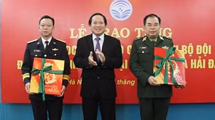 Trao tặng 3.000 lịch blốc cho Hải quân và Bộ đội biên phòng
