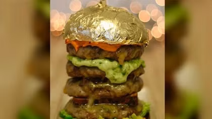 Bánh hamburger dát vàng
