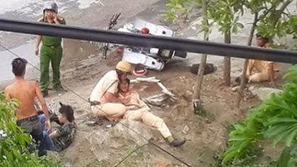 "Kẹp ba” bỏ chạy rồi tông vào xe CSGT