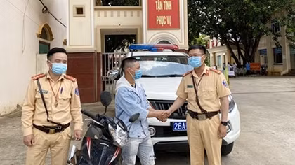 CSGT chở bệnh nhân đi cấp cứu