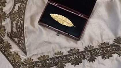 Lá nguyệt quế trên vương miện của Napoléon giá 734.000 USD