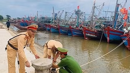 Lực lượng Công an ứng phó với bão gần Biển Đông