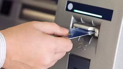 Các ngân hàng phải dừng tăng phí rút tiền ATM