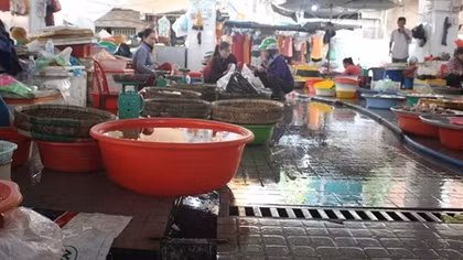Tiểu thương kêu trời vì chợ mới xây đã ô nhiễm