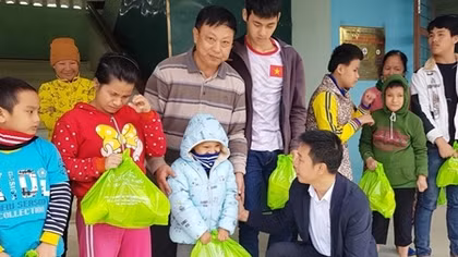 Người đàn ông 20 năm che chở hàng trăm trẻ khuyết tật