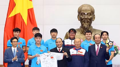 Đấu giá món quà của U23 VN tặng Thủ tướng để ủng hộ người nghèo