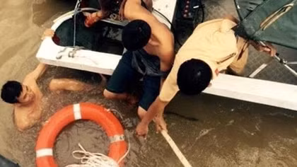 Ngư dân cảm ơn Công an Hải Phòng cứu 9 người gặp nạn trên sông