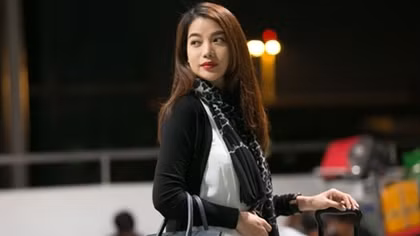Trương Ngọc Ánh trẻ trung xuất hiện đầy sành điệu ở sân bay