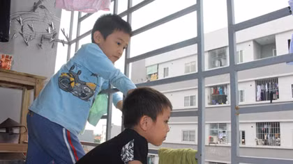 Ẩn họa từ những khu chung cư thiếu an toàn với trẻ nhỏ