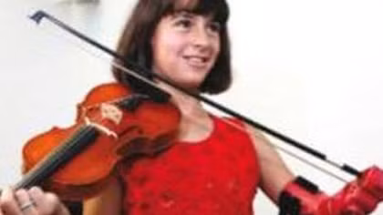 Kéo đàn violon bằng tay giả