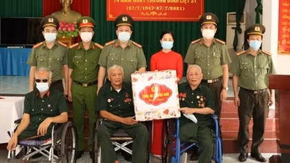 Công an tỉnh Hà Nam thăm, tặng quà các Trung tâm điều dưỡng thương bệnh binh