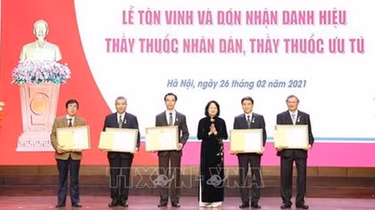 Phó Chủ tịch nước Đặng Thị Ngọc Thịnh trao tặng danh hiệu Thầy thuốc nhân dân cho 5 bác sỹ