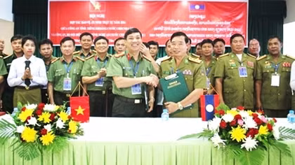 Giao ban hợp tác bảo vệ ANTT giữa tỉnh Nghệ An và tỉnh Xiêng Khoảng (Lào) 