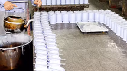 Rửa cốc nến bằng hóa chất rồi thải ra môi trường