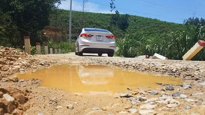 Người dân bức xúc vì đường dẫn vào khu tái định cư hư hỏng nghiêm trọng