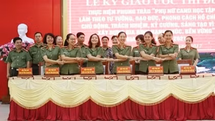 Phụ nữ Công an Cụm thi đua số 5 kí giao ước thi đua