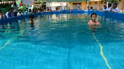 Khai trương hồ bơi di động trong trường học