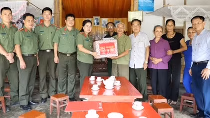 Công an tỉnh Yên Bái thăm hỏi gia đình Anh hùng liệt sỹ CAND