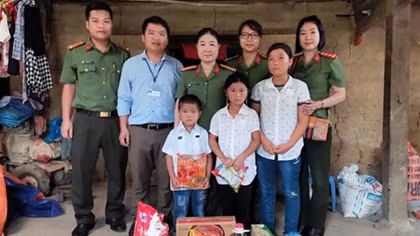 Phụ nữ Công an tỉnh Hà Giang tặng quà từ thiện tại huyện Quản Bạ