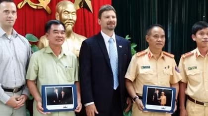 Đại diện Cơ quan Mật vụ Hoa Kỳ tặng ảnh kỷ niệm Trưởng phòng CSGT Hà Nội