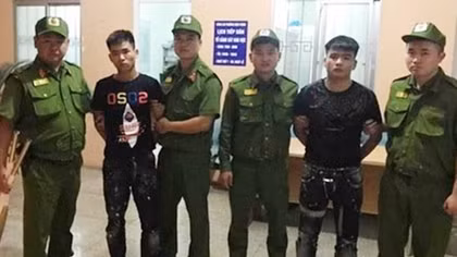 Gần 100 thanh niên quàng khăn đỏ vác dao kiếm đi “trả thù”