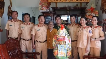 Thăm hỏi, tặng quà Tết Mẹ Việt Nam Anh hùng; thân nhân Liệt sĩ CAND