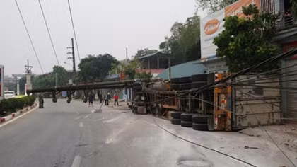 Xe đầu kéo đâm gãy cột điện trung thế, nhiều khu phố Điện Biên mất điện