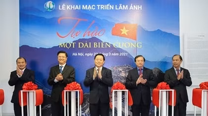 Triển lãm ảnh "Tự hào một dải biên cương"