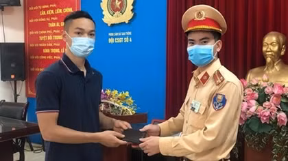 CSGT nhặt được của rơi, trả người bị mất