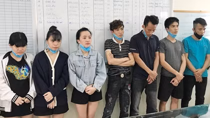 Chủ quán karaoke tụ tập bạn bè bay lắc trong mùa dịch
