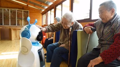 Chăm sóc người cao tuổi bằng... robot