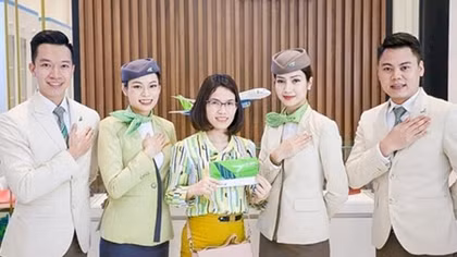 Khách xếp hàng “săn” vé ưu đãi tại Bamboo Airways Tower 265 Cầu Giấy